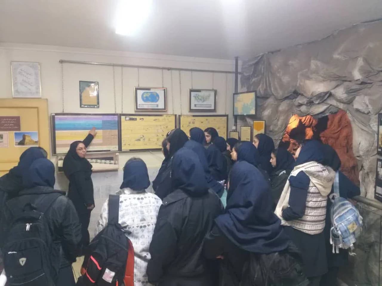 کلاس زمینشناسی با پانلهای آموزشی و دانشآموزان